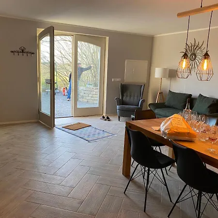 Weinbergshaus Mit Blick Auf's Wasser Salzatal